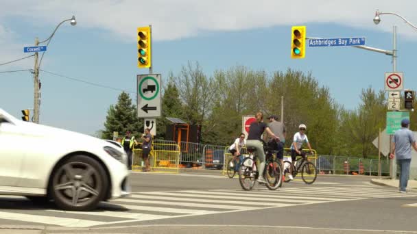 Торонто, Онтаріо, Канада - 24 травня 2020 Натовпи велосипедистів, бігунів і блукачів на міських дорогах під час пандемії COVID 19. Практикуйте фізичну дистанцію та активний спосіб життя. Тимчасові установки. — стокове відео