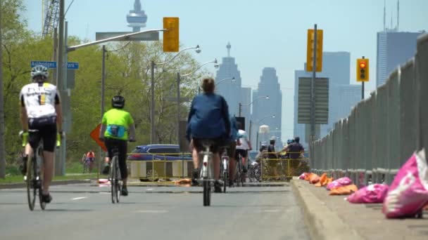 Toronto, Ontario, Canadá - 24 de mayo de 2020 COVID 19 pandemia y prácticas de distanciamiento físico en las calles de la ciudad instalaciones temporales para peatones y bicicletas. No se permite tráfico de coches . — Vídeo de stock