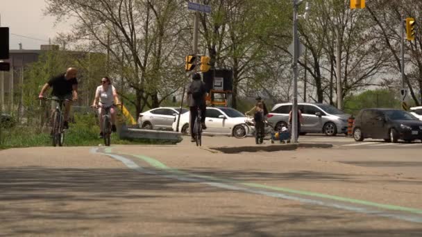 Toronto, Ontario, Kanada - 24 maj 2020 COVID 19 pandemisk och fysisk distansering praxis på stadens gator tillfälliga installationer för fotgängare och cyklar. Ingen biltrafik tillåten. — Stockvideo