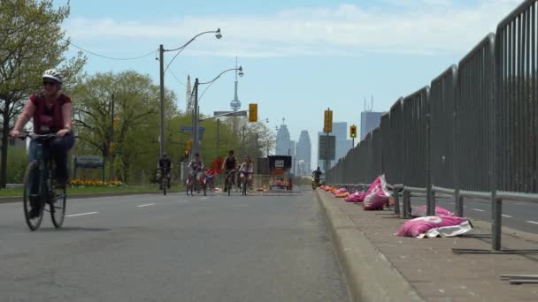 Toronto (Ontario), Canada - Le 24 mai 2020 COVID 19 ActiveTO Les initiatives municipales et gouvernementales comprennent des rues tranquilles, la fermeture de grandes routes pour le transport actif et l'expansion du réseau cyclable. . — Video