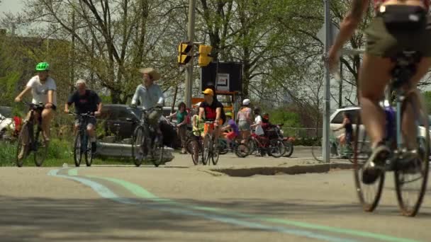 Toronto, Ontario, Kanada - 24 maj 2020 ActiveTO City initiativ, kortsiktiga nedläggningar av större gator, öppna upp utrymme för människor som går, kör, använder rullstolar skotrar och cyklar under COVID 19. — Stockvideo