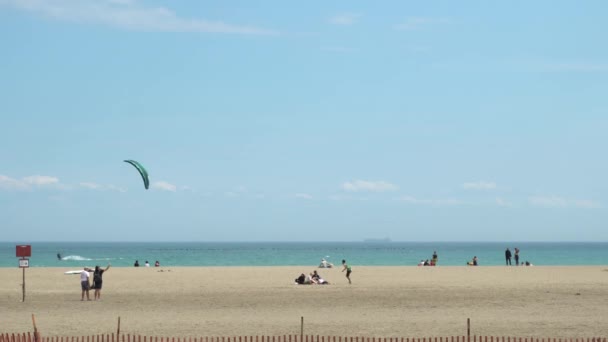 Toronto, Ontario, Kanada - 24 maj 2020 Lake Ontario Woodbine Beach på solig dag med vind kitesurfare och människor fritid, under COVID 19 coronavirus pandemi. Marint sommarlandskap. — Stockvideo