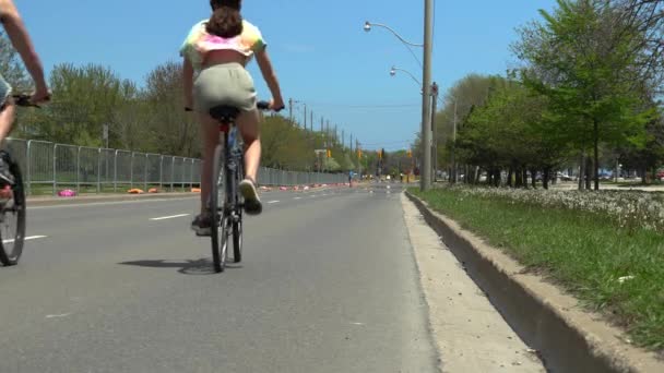 Toronto, Ontario, Canadá - 24 de mayo de 2020 Multitud de ciclistas, corredores y caminantes en las carreteras de la ciudad durante la pandemia de COVID 19. Distanciamiento físico y práctica activa del estilo de vida. Instalaciones temporales . — Vídeo de stock