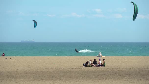 Toronto, Ontario, Canada - 24 mei 2020 Lake Ontario Woodbine Beach op zonnige dag met windkite surfers en mensen vrije tijd, tijdens COVID 19 coronavirus pandemie. Mariene zomerlandschap. — Stockvideo