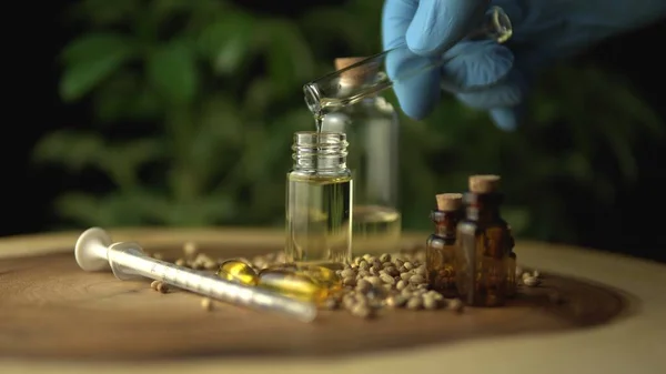 将玻璃瓶与提取的医用大麻Cbd油进行极其紧密的接触 以收集口头使用 可作为底物使用 并适用于皮肤外部 医药革命 — 图库照片