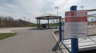 Toronto, Ontario, Kanada -6 Mayıs 2020: İmza, COVID-19 ALERT KAPALI, oyun alanları dahil tüm parklar kapatıldı. İki metre arayla fiziksel mesafeyi dene. Terk edilmiş park