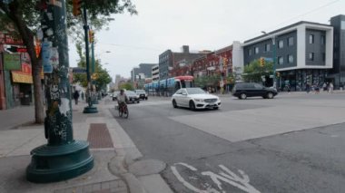 Toronto, Ontario, Kanada - 10 Eylül 2019, Toronto Chinatown şehir merkezi faaliyeti. Çin şehrinde yeni tramvay treni.