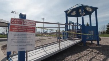Toronto, Ontario, Kanada - 6 Mayıs 2020: Şehir imzası, COVID-19 ALERT KAPALI, oyun alanları dahil tüm parklar kapatıldı. İki metre arayla fiziksel mesafeyi dene. Terk edilmiş park