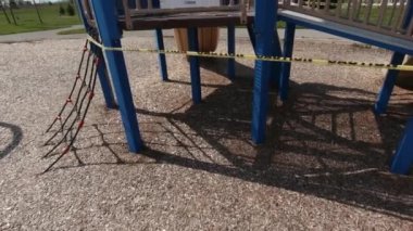 Toronto, Ontario, Kanada - 6 Mayıs 2020: Şehir imzası, COVID-19 ALERT KAPALI, oyun alanları dahil tüm parklar kapatıldı. İki metre arayla fiziksel mesafeyi dene. Terk edilmiş park