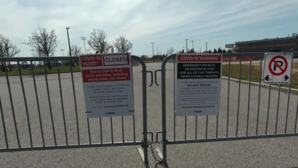 Toronto, Ontario, Kanada - 6. Mai 2020: Schild für Schild, COVID-19 ALERT CLOSED, alle Parks, einschließlich Spielplätze, sind geschlossen. Üben Sie körperliche Distanz, zwei Meter voneinander entfernt. Verlassener Park — Stockvideo