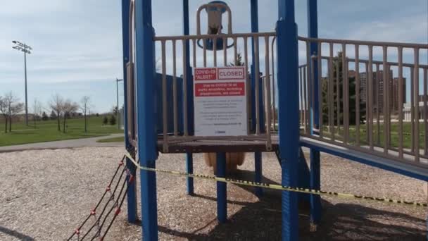 Toronto, Ontario, Canada - Le 6 mai 2020 : Fermeture de la signalisation par ville, ALERTE COVID-19, toutes les commodités des parcs, y compris les aires de jeux, sont fermées. Pratiquez la distance physique, à deux mètres d'intervalle. Parc abandonné — Video