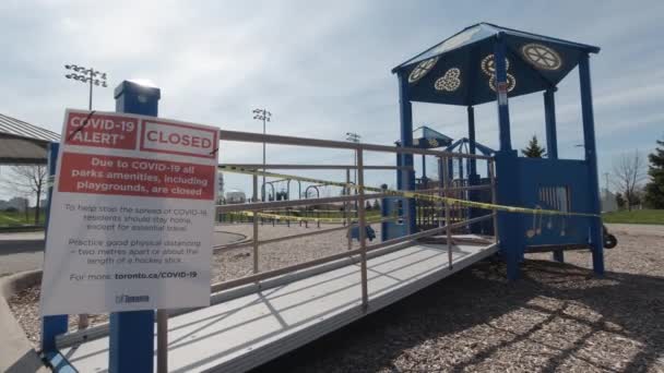 トロント、オンタリオ州、カナダ- 2020年5月6日:都市によって署名、 COVID-19 ALERTは閉鎖され、遊び場を含むすべての公園のアメニティは閉鎖されています。練習物理的な距離、 2メートル離れて。捨てられた公園 — ストック動画