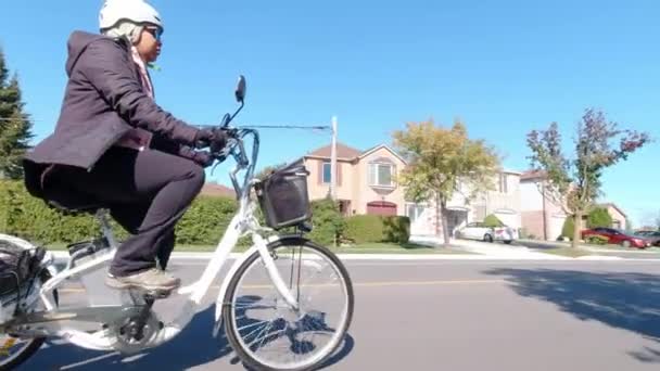 晴れた日に街の通りに電動自転車に乗る。電源電池と電動機へのカメラビュー。自然光よ。Eバイクのパワーバッテリーのビュー。レジャーライフスタイル. — ストック動画