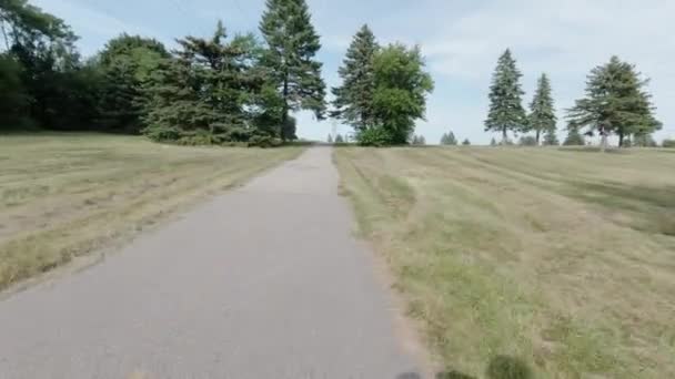 Ciclista Punto di vista, Pov vista della bicicletta nel parco della città area verde. — Video Stock