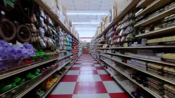 Supermercado shopping pov movimento da câmera de ação na linha da loja. Seção da loja com um monte de produtos para selecionar. Fluxo de visão frontal do corredor. 4k — Vídeo de Stock