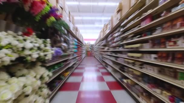 En la tienda de supermercados pov movimiento de la cámara de acción, a través de la sección de fila de la tienda y diferentes artículos mercancía. Vista frontal. 4k . — Vídeo de stock