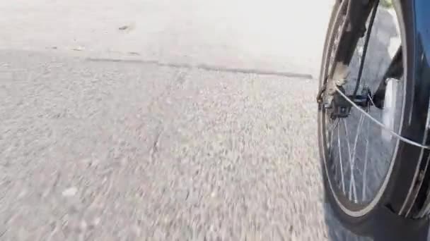 Vista da roda dianteira de andar de bicicleta na estrada da cidade . — Vídeo de Stock