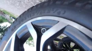 Elektronik motosiklet ya da hareket kabiliyeti olan scooter 'ın alışılmadık görüntüsü. Aracın dönen arka tekerleğine kamera yerleştirilmiş. Arkadan çekilmiş, ekoloji konsepti. E scooter şehir merkezinden geçiyor.