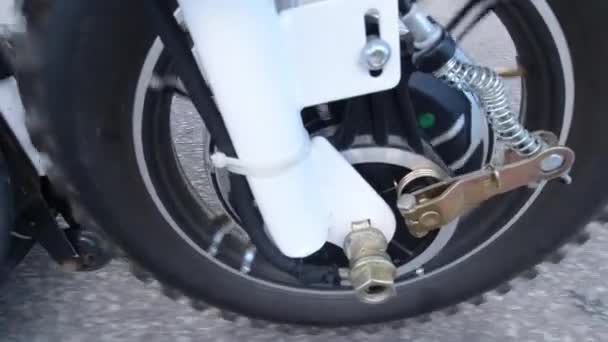 Närbild av ett framhjul som snurrar under motorhuven när du cyklar elcykel. Utsikt från sidan. Modern alternativ transport, populär rörlighet alternativ. — Stockvideo