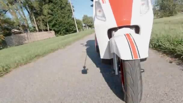 Sluiten van een voorwiel draaien onder de motorkap tijdens het rijden elektrische scooter. Zicht van bovenaf. Modern alternatief vervoer, populaire mobiliteit optie. — Stockvideo