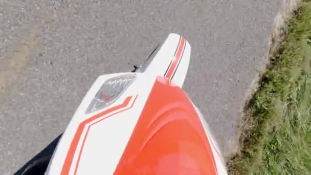 Motorlu scooter kullanırken kaputun altında dönen ön tekerleği kapat. Yukarıdan bak. Modern alternatif ulaşım, popüler hareketlilik seçeneği. — Stok video