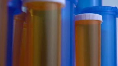 Dünya farmasötik tıbbi araştırmalar, deneyler ve koronavirüs ilaçları ya da aşıları geliştirme kavramı. Hidrokloroksin ya da klorokin covid 19 şişesi hapları tıbbi laboratuvarda yavaşça makro görüş açısında hareket ediyor..