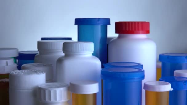 Různé pilulky lahve makro zblízka záběr. Výroba lahví od léků. Farmaceutický koncept zdravotnictví, farmaceutického průmyslu, výroby léků a léků. Lékařský výzkum a pokusy. — Stock video