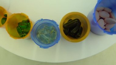 Eczane masasının üstündeki eczane reçeteli ilaçların ve ilaç şişelerinin aşırı makro görüntüsü. Yavaşça kayıyor. İlaç şirketleri potansiyel koronavirüs antiviral konsepti geliştiriyor..