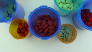 Çeşitli ilaç şişeleri makro yakın çekim. İlaç şişelerinin üretimi. İlaç sektörü, ilaç endüstrisi, ilaç ve uyuşturucu üretimi. Tıbbi araştırma ve deneyler.