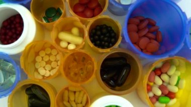 Çeşitli ilaç şişeleri makro yakın çekim. İlaç şişelerinin üretimi. İlaç sektörü, ilaç endüstrisi, ilaç ve uyuşturucu üretimi. Tıbbi araştırma ve deneyler.