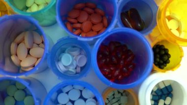 Çeşitli ilaç şişeleri makro yakın çekim. İlaç şişelerinin üretimi. İlaç sektörü, ilaç endüstrisi, ilaç ve uyuşturucu üretimi. Tıbbi araştırma ve deneyler.