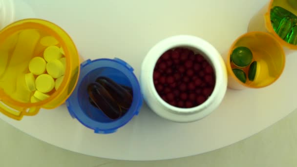 Concept de recherche médicale pharmaceutique mondiale, essais et mise au point de médicaments ou de vaccins contre le coronavirus. Hydroxychloroquine ou chloroquine covid-19 bouteilles pilules en laboratoire médical se déplaçant lentement macro vue.