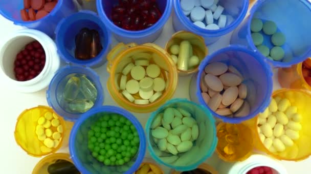 Concept de recherche médicale pharmaceutique mondiale, essais et mise au point de médicaments ou de vaccins contre le coronavirus. Hydroxychloroquine ou chloroquine covid-19 bouteilles pilules en laboratoire médical se déplaçant lentement macro vue.