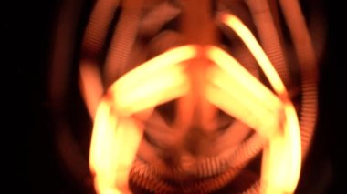 Makro kameradaki yavaş hareket Tungsten ampulü ya da Edison ampulünün bazı kısımlarında keskin detaylar ortaya çıkarır. Siyah arkaplan üzerindeki samimi manzara, eski antika ışığın makro yakın çekim görüntüsü. 4k.