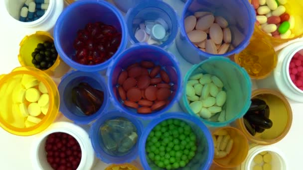 Διάφορα χάπια μπουκάλια μακροεντολή κοντινό πλάνο. Παραγωγή φιαλών φαρμάκων. Φαρμακευτική έννοια της υγειονομικής περίθαλψης, της φαρμακευτικής βιομηχανίας, των φαρμάκων και της παραγωγής φαρμάκων. Ιατρική έρευνα και δοκιμές. — Αρχείο Βίντεο
