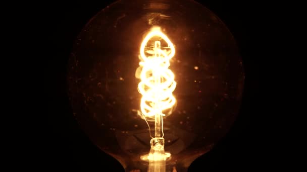 Slow rotation of Edison retro light bulb. Spinning vintage filament tungsten bulb revealing details idea view. Cozy nostalgic evening bedroom macro close up concept. 4k. — Stock Video