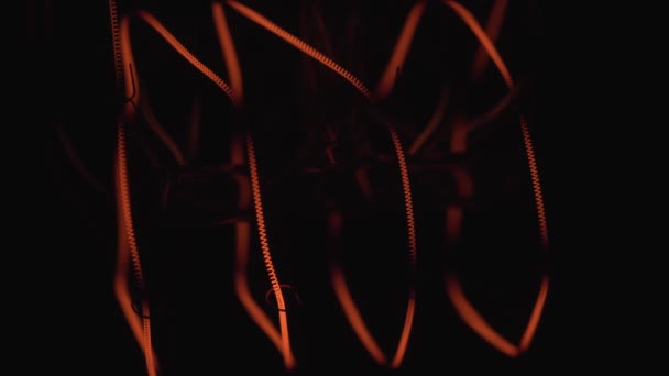 Makró közelkép Volfrám villanykörte lámpa hangulatos hálószoba lassan világít a fekete háttér, lövés a régi retro vintage villanykörte kapcsolja be a fényt. Kényelmes hangulatos vidéki falusi koncepció. 4k. — Stock videók