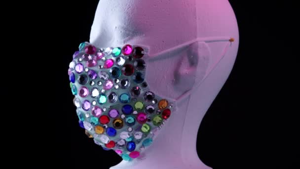 Mannequin portant un masque facial en diamant de luxe de mode urbaine médicale et un scintillement de lumière au néon rouge et bleu imitant les lumières d'urgence médicales. Concept d'artiste designer pendant la pandémie de coronavirus COVID 19 . — Video
