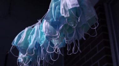 Çamaşır yıkadıktan sonra güneşte kuruyan tıbbi maske yığını. COVID-19 koronavirüs salgınına karşı PPE kişisel koruma ekipmanı kullanılmış. Dezenfeksiyon ve sterilizasyon.
