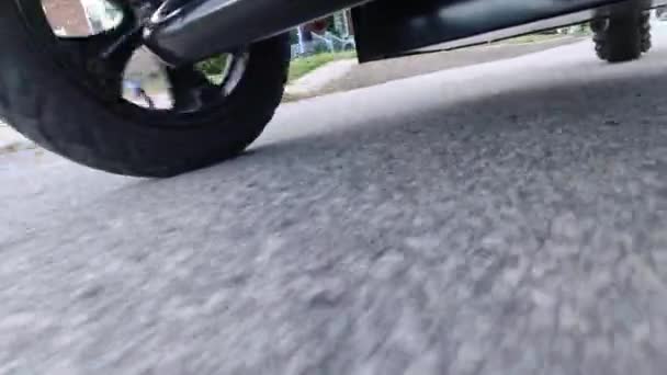 Ασυνήθιστη Θέα Της Οδήγησης Bike Ηλεκτρικά Σκούτερ Κινητικότητα Κάμερα Συνδεδεμένη — Αρχείο Βίντεο