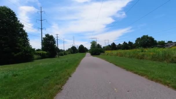 Cyklista synvinkel, Pov utsikt över cykling i stadsparken grönt område. — Stockvideo