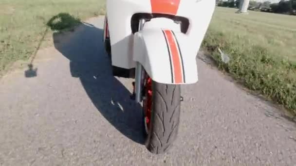 Motorlu Scooter Kullanırken Kaputun Altında Dönen Tekerleği Kapat Yukarıdan Bak — Stok video