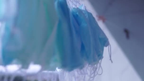 Zum Schutz Vor Dem Virus Stapeln Sich Medizinische Einwegmasken Medizinische — Stockvideo