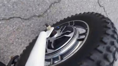 Şehrin sokaklarında elektrikli bisiklete binmek. Kamera görüntüsü güç motoruna veya tekerleğin elektro motoruna. Doğal ışıklandırma. Kapat..