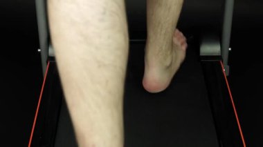 Koşu bandı tedavisi sırasında orta yaşlı bir hasta. Rehabilitasyon odasında çalışan bir adam. Spor salonunda kazadan sonra yürüyüş yeteneklerini geliştirmek için koşan biri. Sağlıklı vücut için egzersiz..