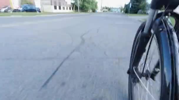 Vista de la rueda delantera de la bicicleta de montar en la carretera de la ciudad . — Vídeos de Stock