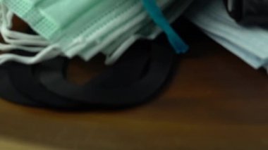 Toz kirliliği ve cerrahi koruyucu yeniden kullanılabilir yüz maskeleri. Alışveriş ve pazarlama maskesi konsepti. Moda ve yeni normallik, yasa gereği COVID-19 Coronavirus 'a bağlı ceza kavramına göre zorunlu..