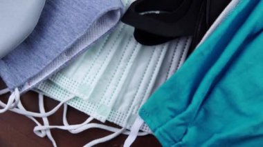 Dezenfeksiyon ve sterilizasyon için kullanılmış ve yıkanabilir maskelerle dolu bir arka plan. Yeni normal, zorunlu yüz maskeleri kavramı halka açık ortamlarda ve fiyat düzenlemelerinde. COVID-19 Coronavirüs
