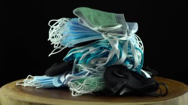 Pandemik hava hastalıklarında korunmak için çok sayıda solunum yolu maskesi ve kovid-19 koronavirüs gösteriliyor. Gezginler için cerrahi ve toz kirliliği koruyucu maskeler. Yeni normal.