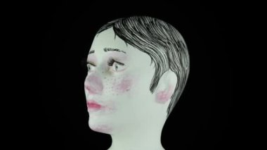 Siyah arka planda izole edilmiş gümüş gözlü ve kirpikli güzel kadın yüzü. Yavaşça hareket eden tatlı beyaz kadın model tedavisi ya da kozmetik reklamları fikri, gerçek bir insan değil..